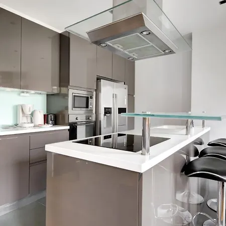 Moderne Avec Cuisine Equipee Et Balcon * Paryż