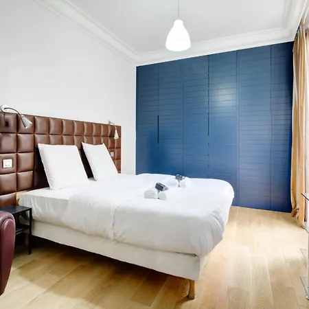 Moderne Avec Cuisine Equipee Et Balcon パリ