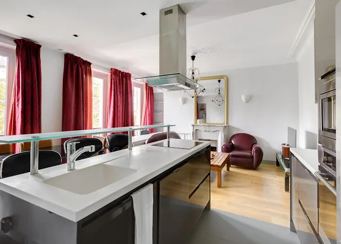 Moderne Avec Cuisine Equipee Et Balcon * パリ